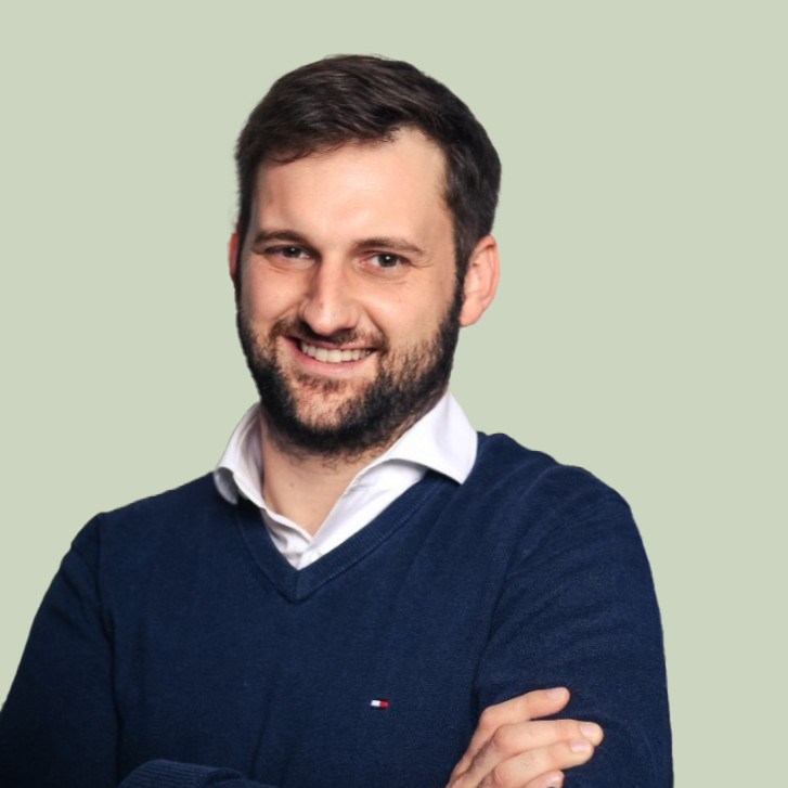 Nico Kiss, Gründer von CANIFEL und Experte für pharmazeutische Hundegesundheit.